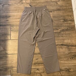 Vuori Villa ankle pant. Chia. small. Never been worn.